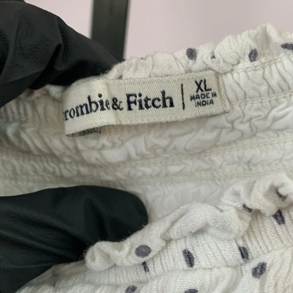 Abercrombie and Fitch size xl women’s crop top, tank top white blue Swiss dot - Picture 3 of 4